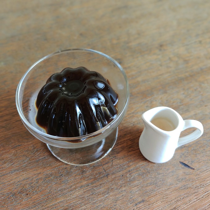 コーヒーゼリーとミルクピッチャー