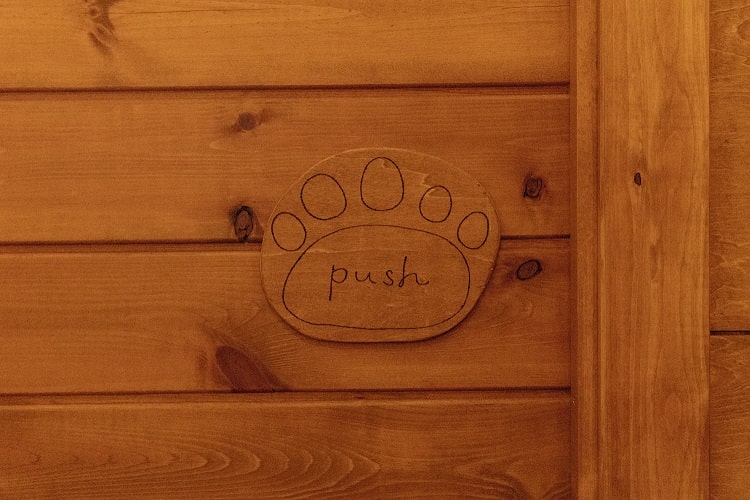 くまの足跡をかたどった出入り口の押ボタン