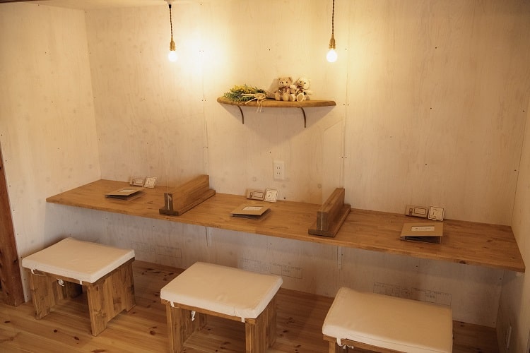 カウンターが一席ずつ区切られた店内