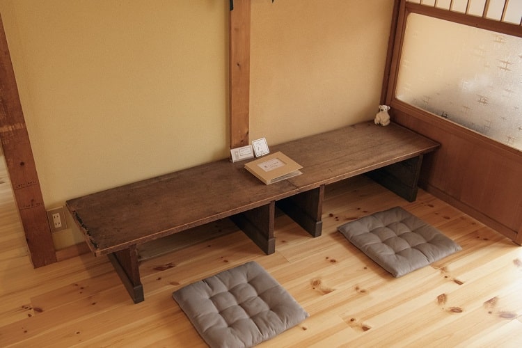 昔の机を利用した二人席