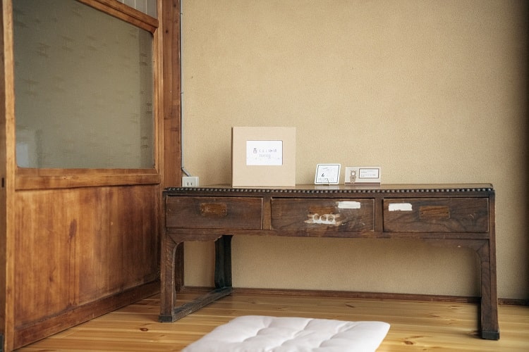 昔の机を利用した一人席