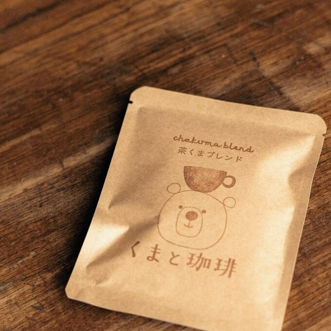 頭の上にコーヒーカップをのせたくまがデザインされたドリップバッグ