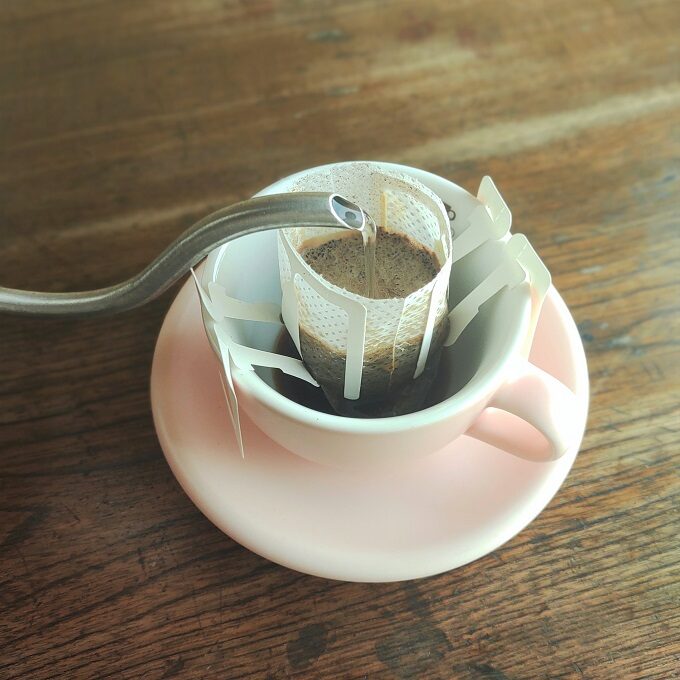 ドリップバッグコーヒーにお湯を注ぐところ