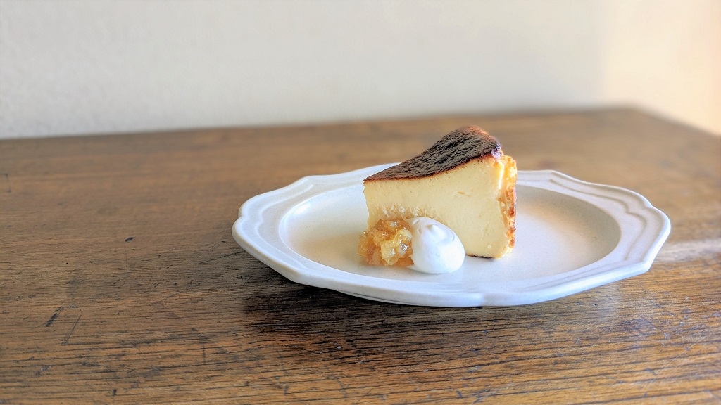 【犬山のカフェ】とろとろ食感と香ばしい焦げがたまらない！バスクチーズケーキ