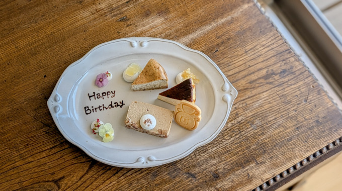 3つのケーキとくまちゃんクッキーが盛り付けられたメッセージプレート