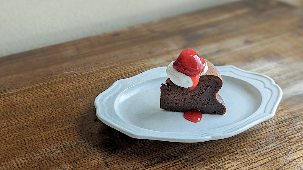 苺と生クリームがのったチョコレートケーキ
