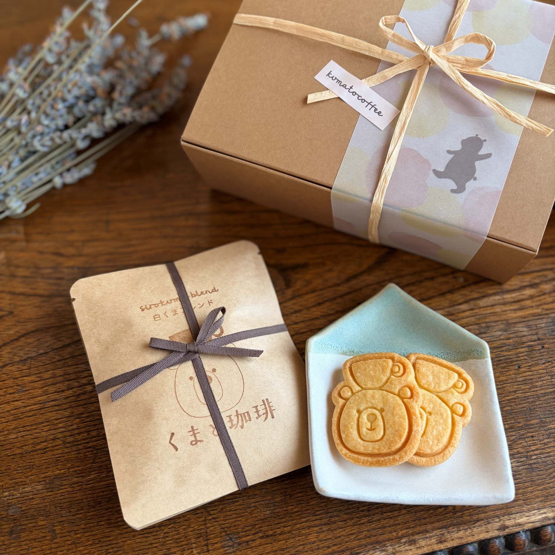 くま柄のドリップバッグとくまちゃんクッキー、クラフトボックスが並べられている