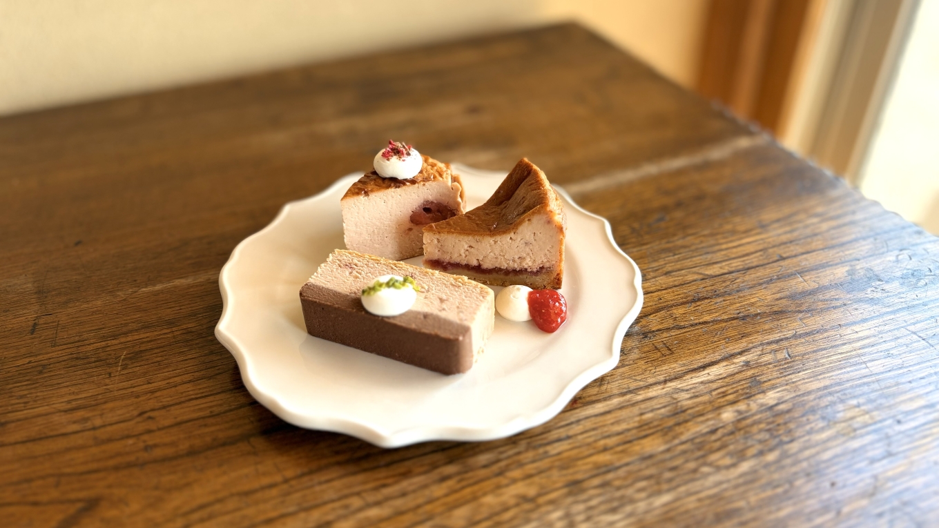 3種類のピンク色のチーズケーキ